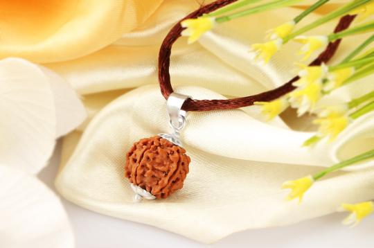 https://dont2qcigdrmt.cloudfront.net/ProductImages/Other_Products/19419guru-pendant-in-thread-ns.jpg