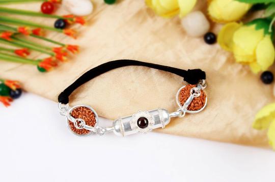  https://dont2qcigdrmt.cloudfront.net/ProductImages/Other_Products/aishwarya-durga-kavach-J-silver-chain-3.jpg