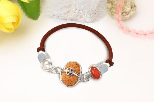  https://dont2qcigdrmt.cloudfront.net/ProductImages/Other_Products/mahamrityunjaya-mantra-kavach-silver-chain-1.jpg